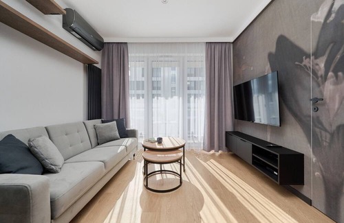 Fabryczna Apartamento | Exclusive Apartment with Private Parking Space & Air-Conditioning | Wroclaw