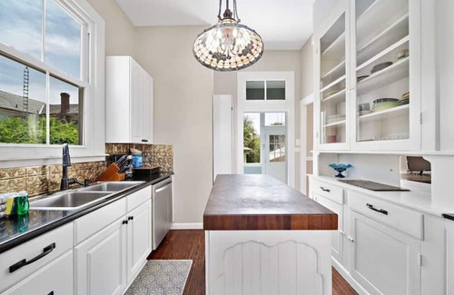 San Jacinto Casa | Historic Galveston 1900s charmer in prime location