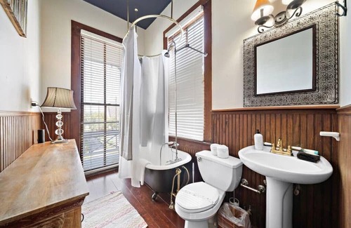 San Jacinto Casa | Historic Galveston 1900s charmer in prime location