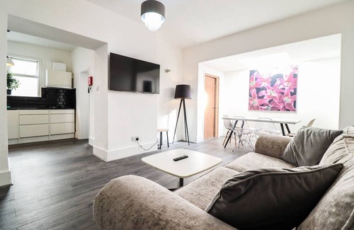 Leyton Casa | Exquisite Spacious 7BR Residence in Prime London