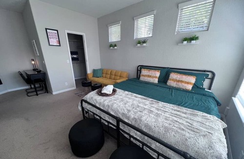 North Loop Casa | New Listing! 3/2 Centrally located Close to DT!