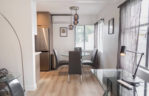 NoHo Arts District Apartamento | COZY URBAN RETREAT: NEWLY REMODELED 1BR NOHO APARTMENT w/ FENCED PATIO (p60)