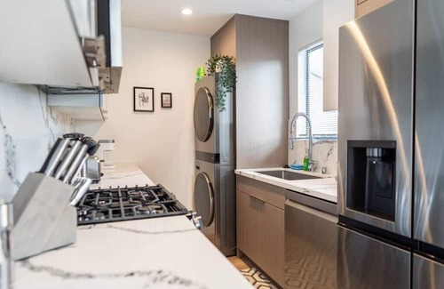 NoHo Arts District Apartamento | COZY URBAN RETREAT: NEWLY REMODELED 1BR NOHO APARTMENT w/ FENCED PATIO (p60)