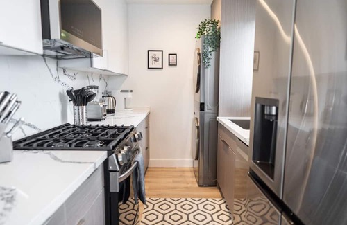 NoHo Arts District Apartamento | COZY URBAN RETREAT: NEWLY REMODELED 1BR NOHO APARTMENT w/ FENCED PATIO (p60)