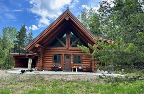 Kootenay Boundary Cabina | Peaceful Log Cabin – Quick Ride to Red Mt. Trails