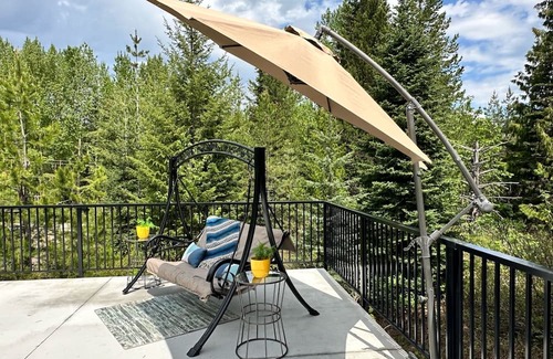 Kootenay Boundary Cabina | Peaceful Log Cabin – Quick Ride to Red Mt. Trails