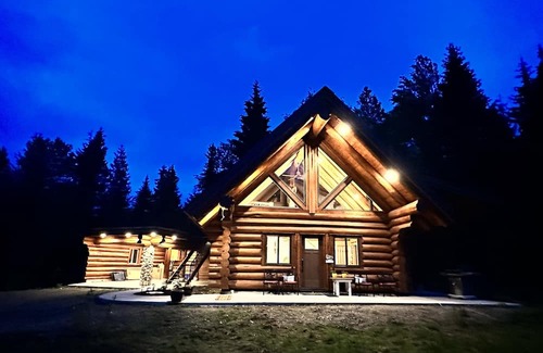 Kootenay Boundary Cabina | Peaceful Log Cabin – Quick Ride to Red Mt. Trails