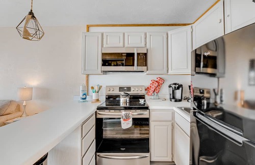Neskowin Condominio | Oceanfront, dog-friendly condo with Proposal Rock view, balcony & beach access
