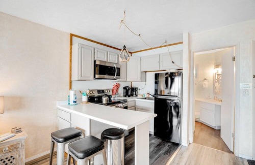 Neskowin Condominio | Oceanfront, dog-friendly condo with Proposal Rock view, balcony & beach access