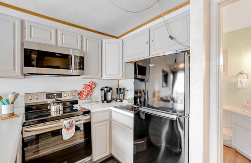 Neskowin Condominio | Oceanfront, dog-friendly condo with Proposal Rock view, balcony & beach access
