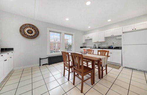 Allston Apartamento | 5BR 2BTH Bright & Spacious Apt in Brighton