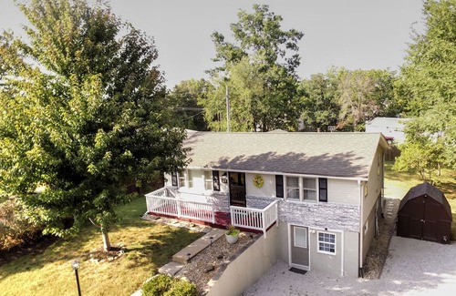 Columbia Casa | South central 4 bedroom house 3 minutes from Faurot Field! Its close and quiet.