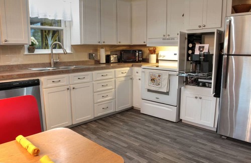 Columbia Casa | South central 4 bedroom house 3 minutes from Faurot Field! Its close and quiet.