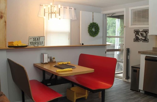 Columbia Casa | South central 4 bedroom house 3 minutes from Faurot Field! Its close and quiet.