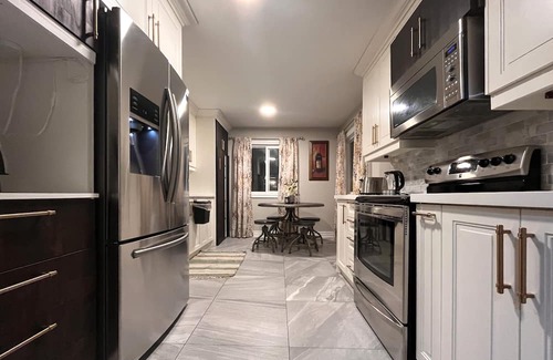 Pickering Casa | Stylish 3bdrm, 2bth house with 2 parking House