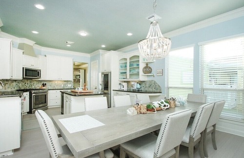 Clear Lake Shores Casa | Spacious, stylish & steps from the action—perfect for your next group getaway
