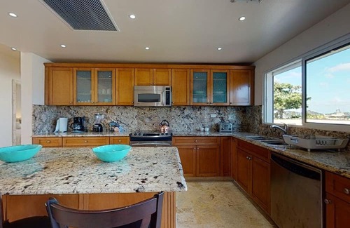 Simpson Bay Condominio | Lovely 3 Bedroom Beachfront Condo located at Coco's Beach Club!