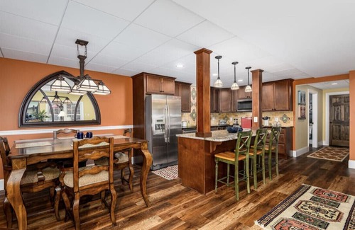 St. Stephens Apartamento | Globally Inspired Boutique Suite Warm, Unique and Welcoming🌎
