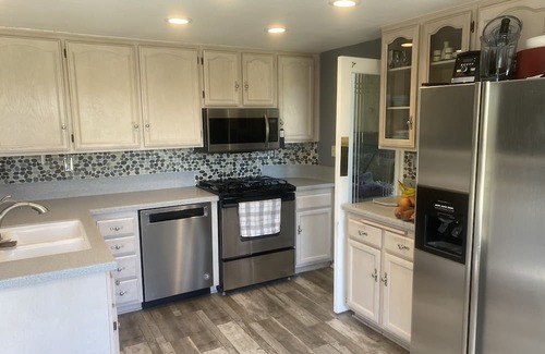 Valencia Casa | Quiet Family Friendly Home Close to Magic Mountain