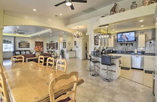 Chico Casa | Chic Paradise Home w/Terrace: 13 Mi to Wineries!