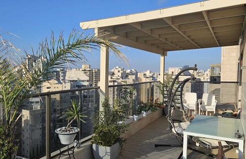 Holon Apartamento | Spacious & Luxurious 5BR in Holon w/AC, Wi-Fi, Veranda, Parking, Near Tel Aviv