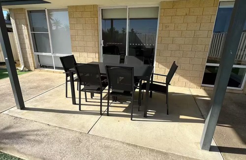 Baldivis Casa | Baldivis Home Close to IGA/CAFE/RESTAURANTS