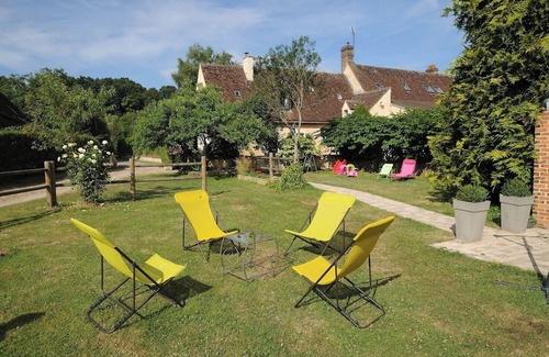 Saint-Germain-des-Grois Cama Y Desayuno | Superb percheronne house surrounded by greenery. the fireplace will warm you up.