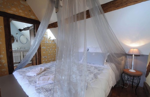 Saint-Germain-des-Grois Cama Y Desayuno | Superb percheronne house surrounded by greenery. the fireplace will warm you up.