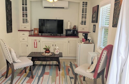 Hendricks and Venice Isles Cabaña | Charming 1-bedroom Cottage in downtown FT. Lauderdale with pool and backyard.