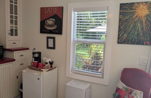 Hendricks and Venice Isles Cabaña | Charming 1-bedroom Cottage in downtown FT. Lauderdale with pool and backyard.