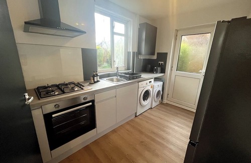 Cosham Apartamento | Modern 3-Bed | Home Near QA Hospital | Sleeps 7