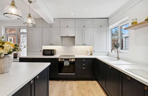 Guildford Casa | The Guildford Manor | Free Parking | 6 Beds