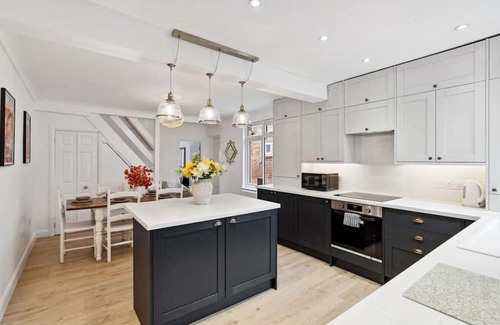 Guildford Casa | The Guildford Manor | Free Parking | 6 Beds