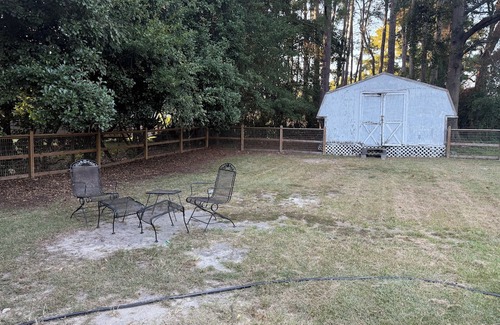 Raeford Casa | Casa Minimal Cottage Pet Friendly w/Fenced Yard