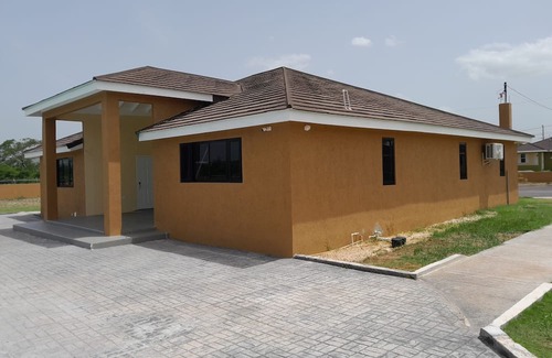 Old Harbour Casa | Charming 2-bedroom house in Old Harbour with AC, fitness room. C & J"s Vacation