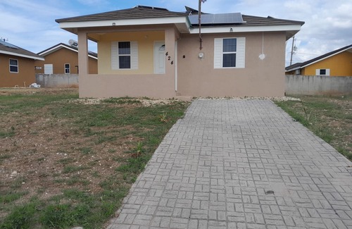 Old Harbour Casa | Charming 2-bedroom house in Old Harbour with AC, fitness room. C & J"s Vacation