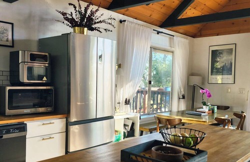 Cascadel Woods Cabina | 2 Br 2 Ba upstairs in cabin w/hot tub on 5.6 acre. Next to a Creek/near a lake