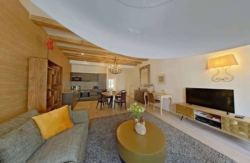 Lower Town Apartamento | Grand Place Escape, spacious 2BR with Charm