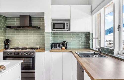 Bassendean Casa | Family-friendly stay featuring spacious lawn