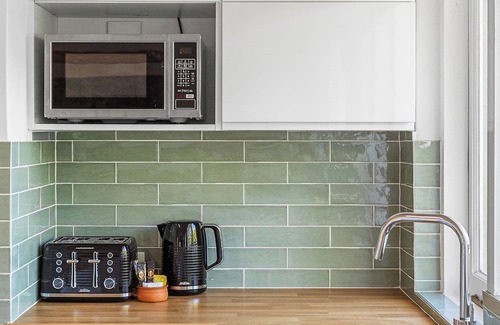 Bassendean Casa | Family-friendly stay featuring spacious lawn