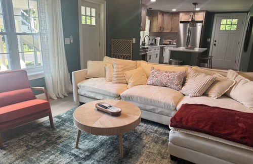 Bliss Corner Apartamento | The Sweet Escape – Stylish Beach Retreat in Padanaram w/private beach access