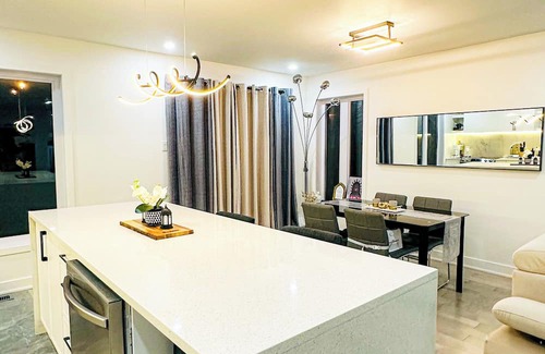 Saint-Hubert Casa | Baraqah Residence Gorgeous 5BD+2Prk Home 15min-MTL