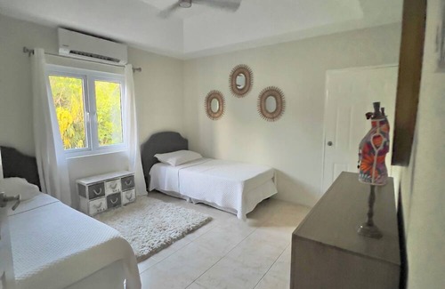 Ocho Rios Cabaña | Charming 2-bedroom cottage in Ocho Rios with AC