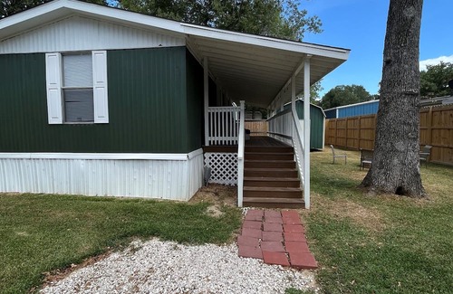 Pointblank Cabina | Charming 2-bedroom 2-bath cabin in Point Blank with lake access