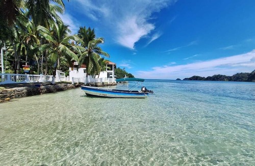 Isla Grande Casa | Deluxe Beachfront 4-bedroom house in Colón Province
