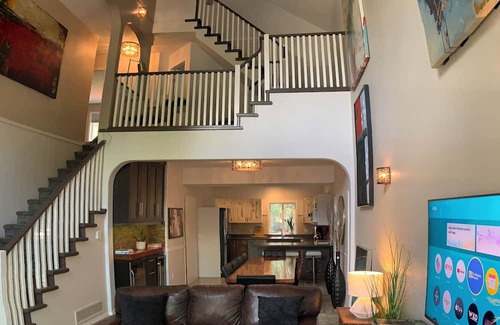 South Pandosy Casa | Boyce-Gyro Beach Retreat (Right across from the beach!)