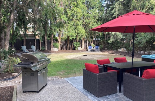South Pandosy Casa | Boyce-Gyro Beach Retreat (Right across from the beach!)