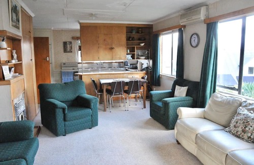 Bouvet Island Casa | Affordable Retro Bach in beautiful Arrowtown