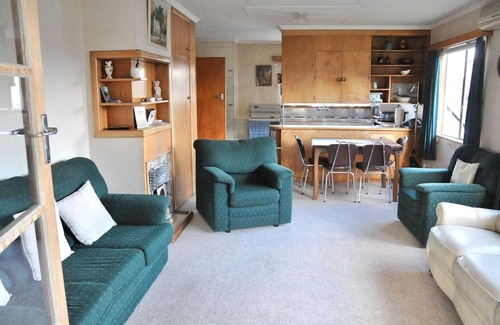 Bouvet Island Casa | Affordable Retro Bach in beautiful Arrowtown