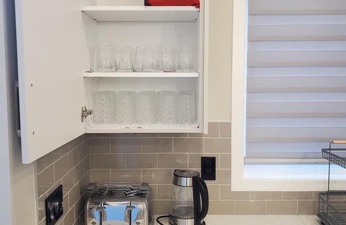 Southeast Calgary Casa | New Stylish 6BR/8BD/4.5BT/Ac/Remote Work/Games/Lake Access
